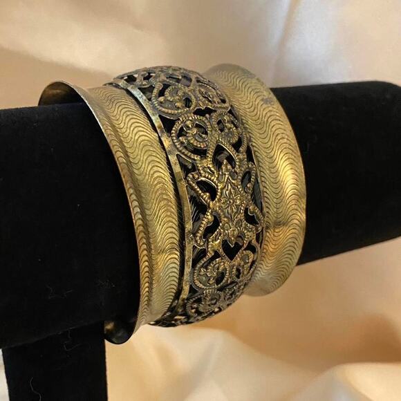 Vintage brass wide cuff bangle bracelet with intricate detailed 3D engravings - Picture 3 of 6